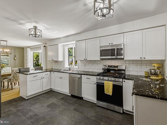 4th image of 33 Gray Birch Rd