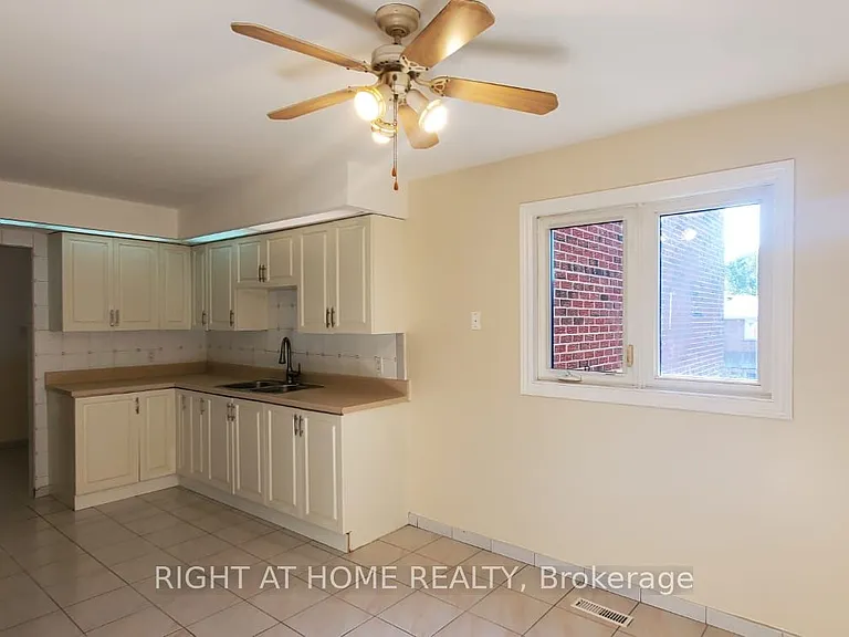2406 Poplar Cres — Photo 8