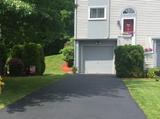 137 Iron Oak Cir, Liverpool, NY 13088