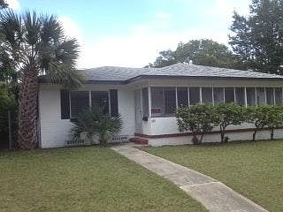 Home is a short walk from Dixieland Elementary
