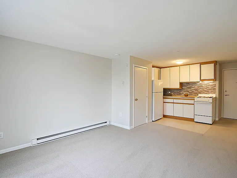 199 Aiken Ave — Photo 1