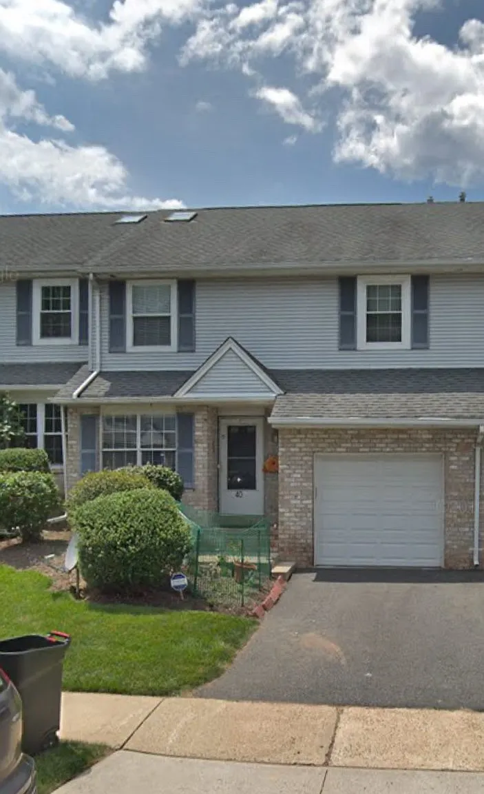 40 Hawthorn Dr — Photo 1