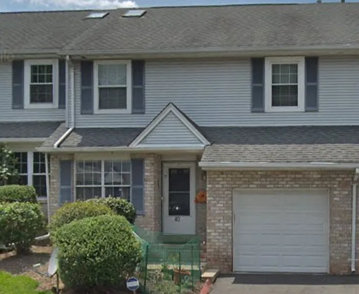 40 Hawthorn Dr — Photo 1
