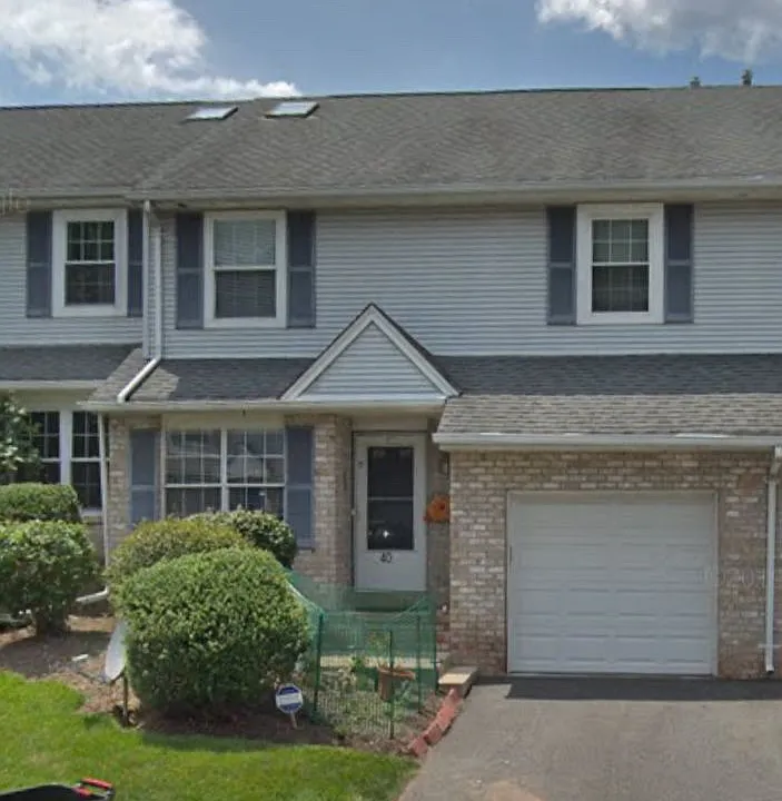 40 Hawthorn Dr