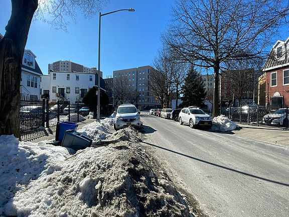 5th image of 550 Fox St