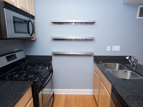 3rd image of 924 N Hoyne Ave #Ge