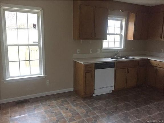 3rd image of 429 Pryor St