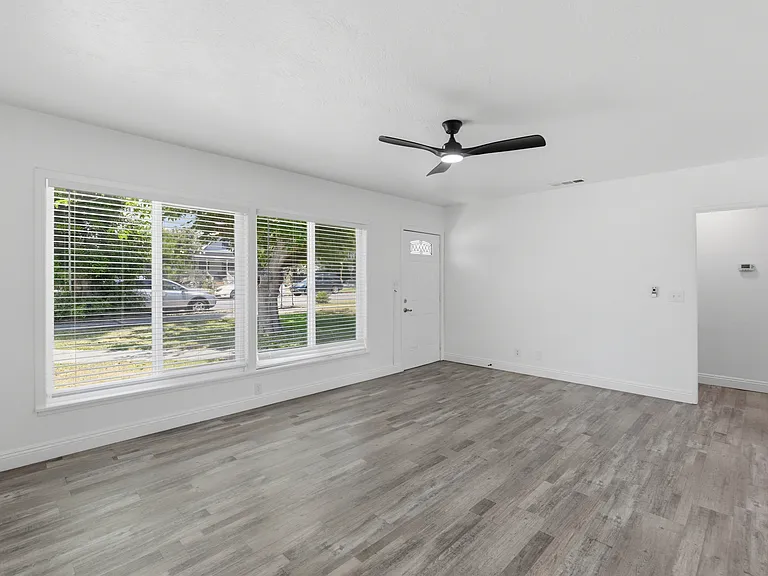 584 N 8th Ave — Photo 14
