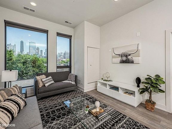 3rd image of 852 N Larrabee St #209