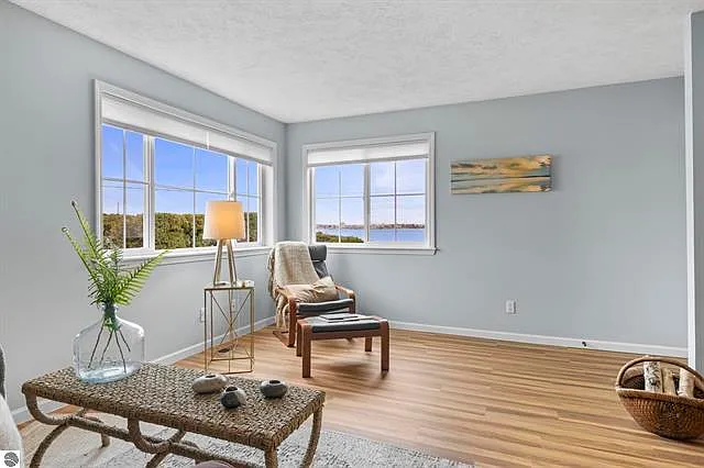 2 bed, 925 sqft, $2,100 — Photo 1