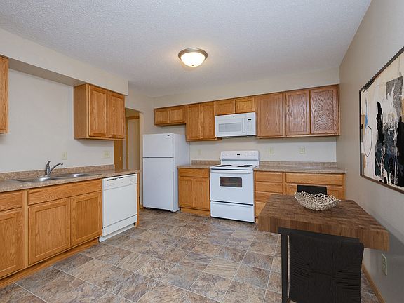 Fargo, ND Birchwood 2 Apartments | Kitchen