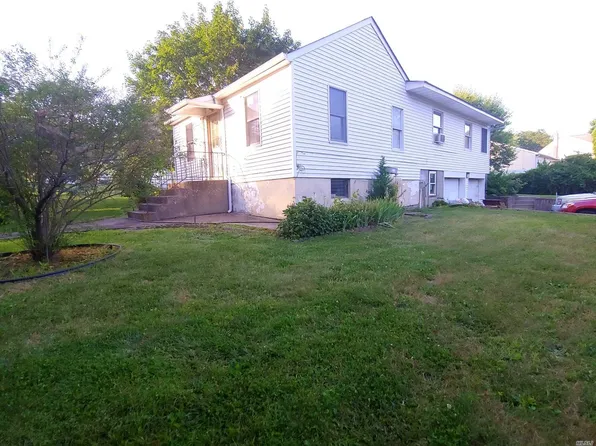 449 Adirondack Dr, Farmingville, NY 11738