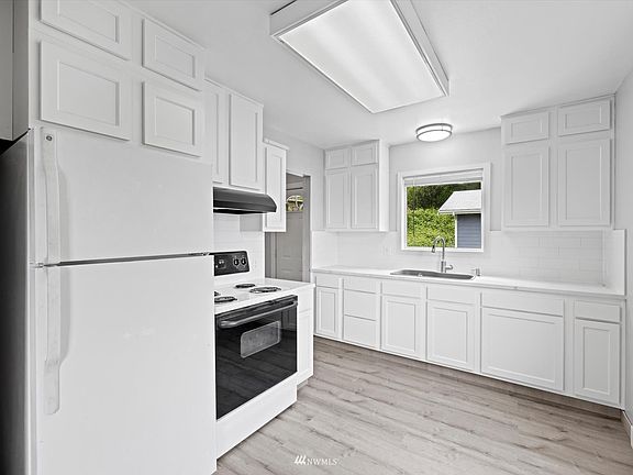 4th image of 3008 E N Street