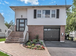 465 N Newbridge Rd, Levittown, NY 11756