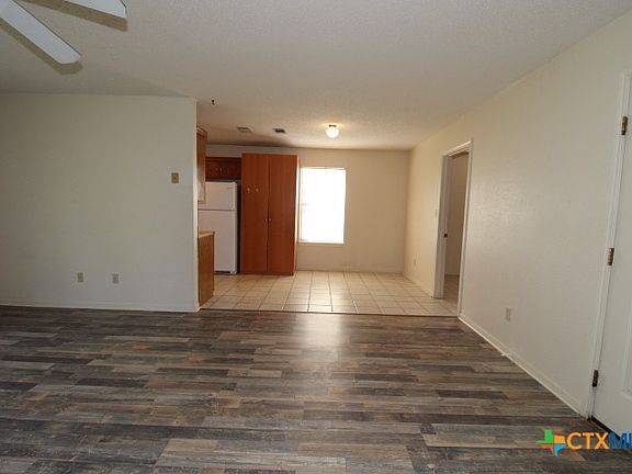 3rd image of 202 E Reagan Ave