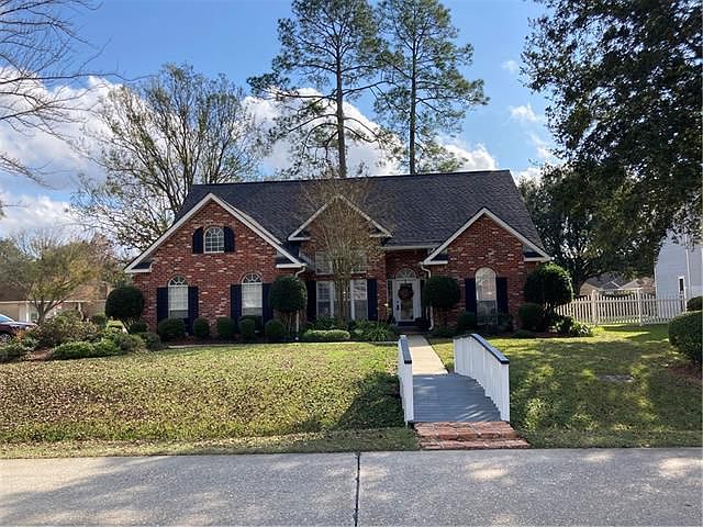 1st image of 834 Crestwood Dr