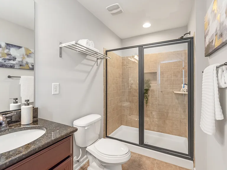 241 N Irwin Ave — Photo 7