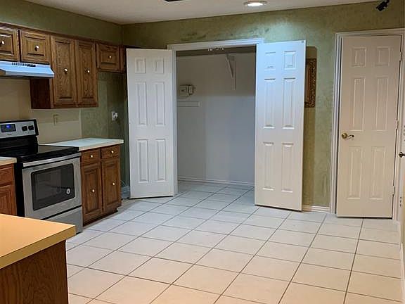 4th image of 2825 Stoneridge Dr