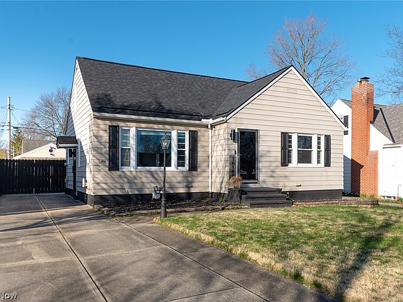 2nd image of 16141 Glenridge Ave