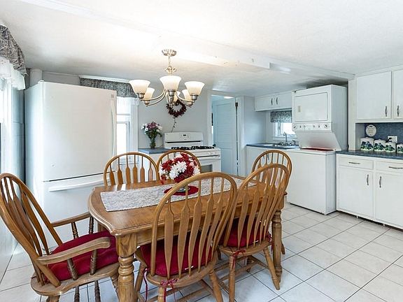 4th image of 129 Essex Ave