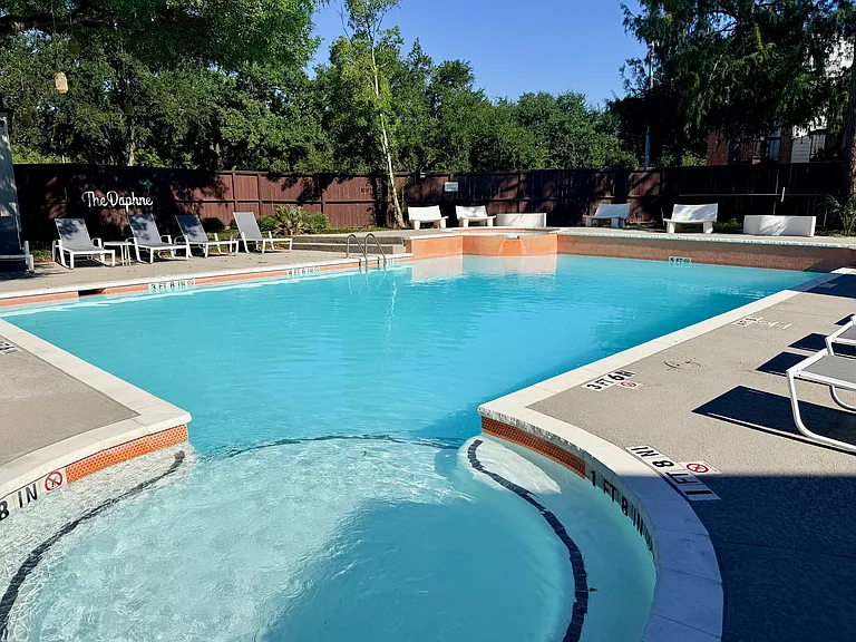 The Daphne Apartments — Photo 31