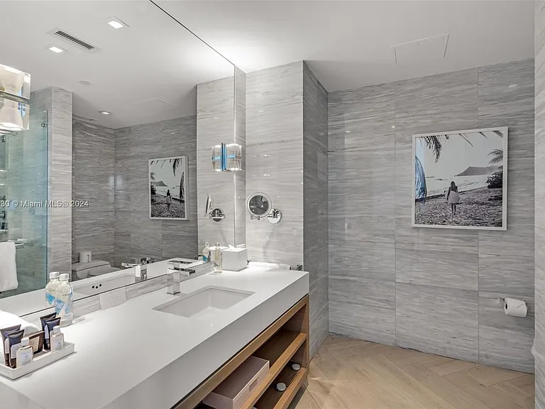 2201 Collins Ave #1010 — Photo 6