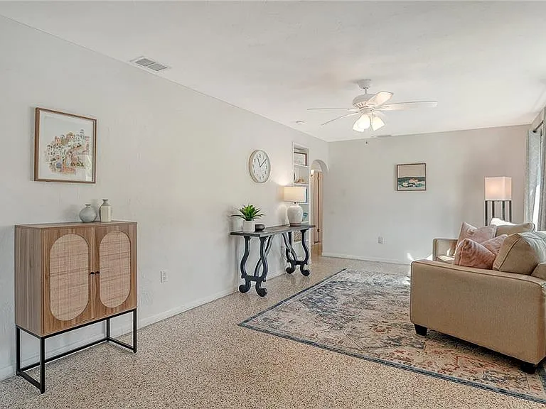 209 Briggs Ct — Photo 3
