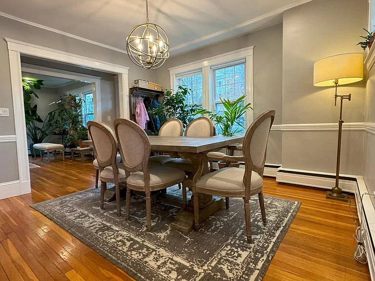 Dining room. The furniture in this picture is not included.