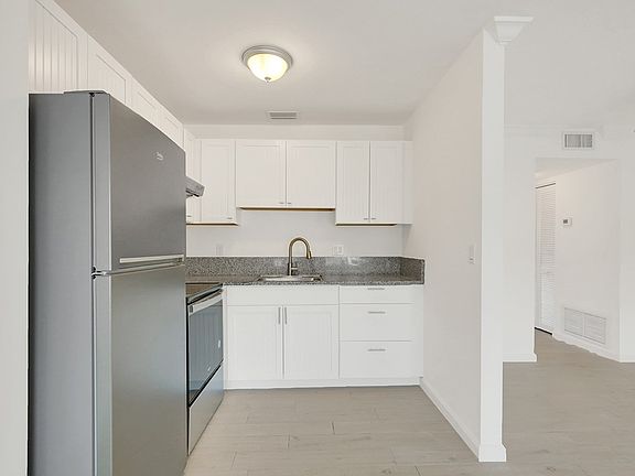 4th image of 2800 Indian River Blvd APT P4