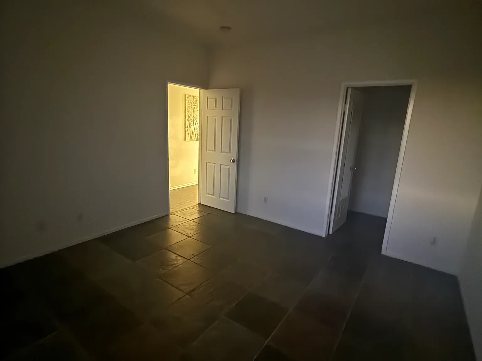 8 bed, 4388 sqft, $1,099 — Photo 4