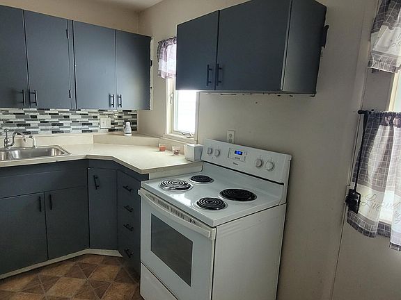 3rd image of 102 Cairns St