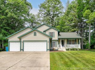 6711 N Point Dr, Fruitport, MI 49415