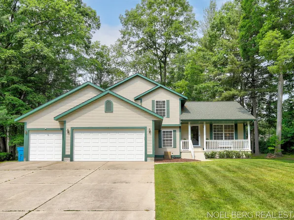 6711 N Point Dr, Fruitport, MI 49415