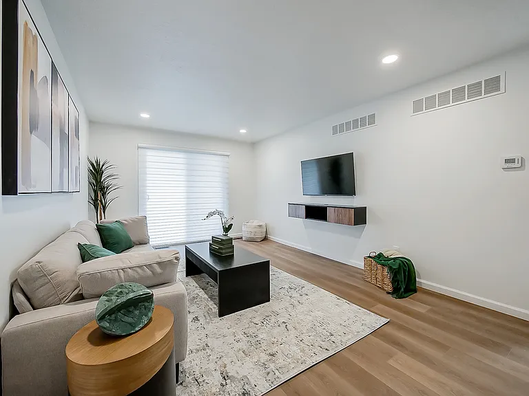 All New Luxury Living In Plymouth — Photo 46