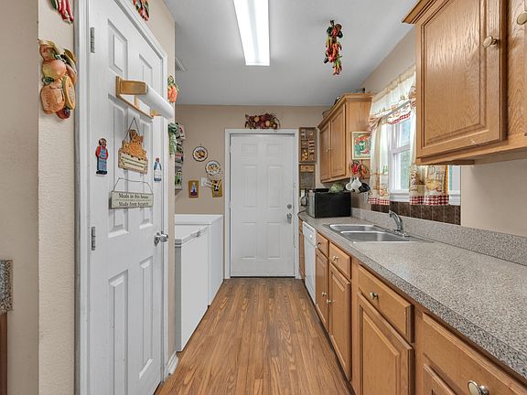 3rd image of 914 Armstrong Rd