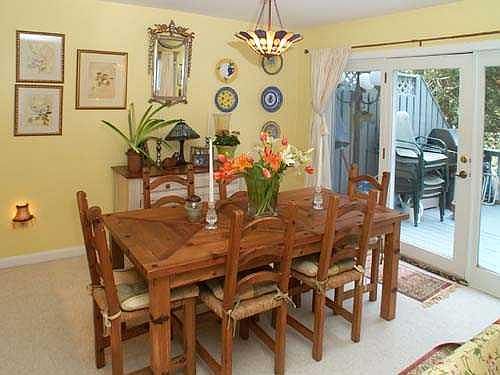 Beautiful Townhouse with new carpets and neutral colored pai