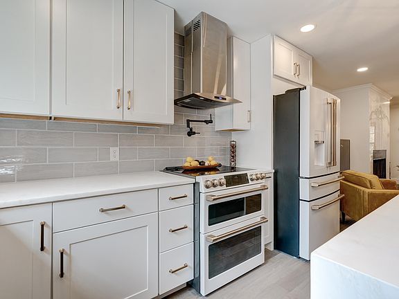 5th image of 2729 Niazuma Ave S