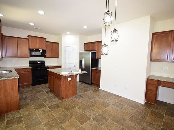 3rd image of 164 Thomaston St