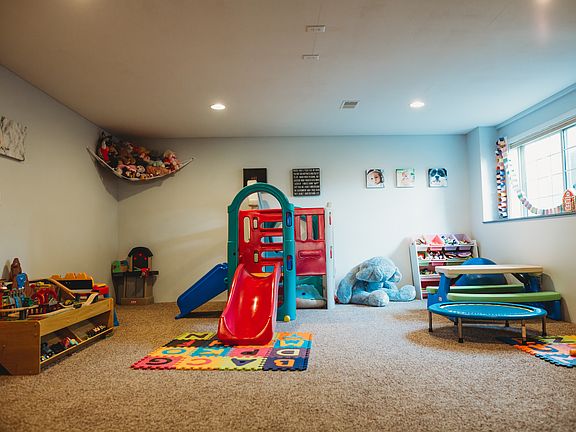 Large playroom, easy 4th BR