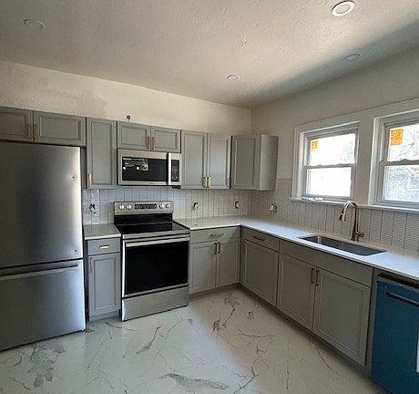 3rd image of 424 W 3rd Ave
