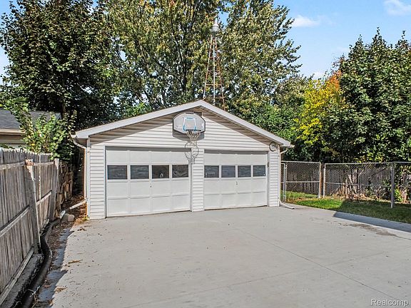 4th image of 2840 Miller Rd