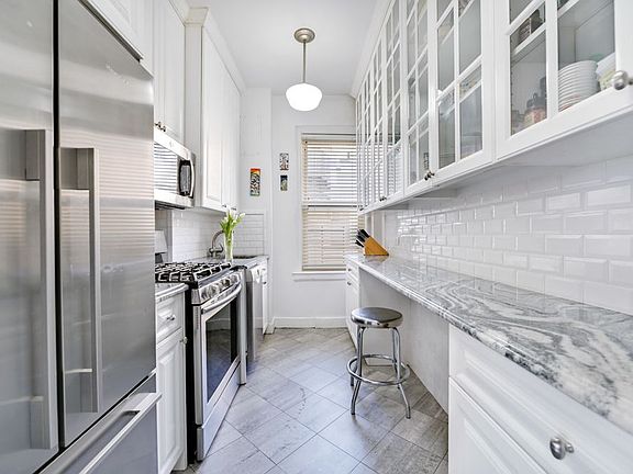 3rd image of 322 W 72nd St #15D