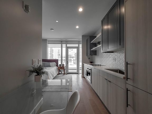 4th image of 1025 N Clark St #212