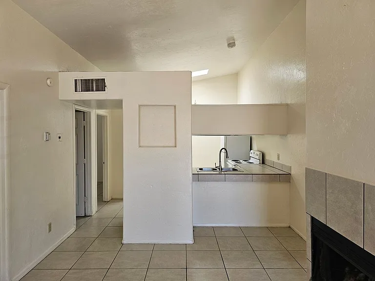 379 E Thoroughbred St — Photo 2