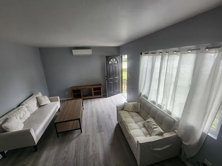2943 Talbot St — Photo 9