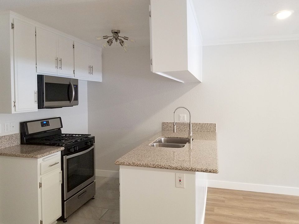1st image of 13049 Oxnard St #5