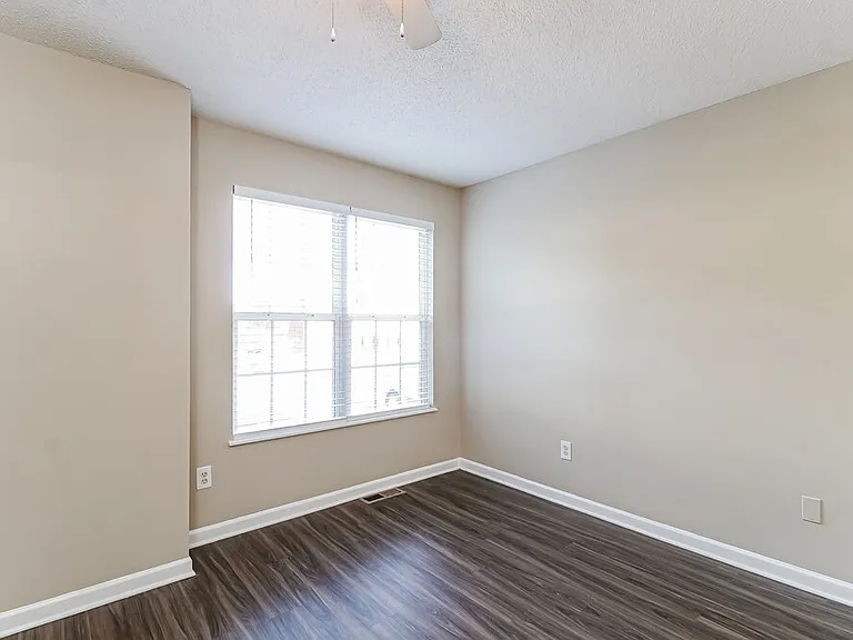 330 W Holt St — Photo 7