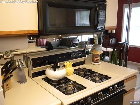 4th image of 27 Colonial Village Dr