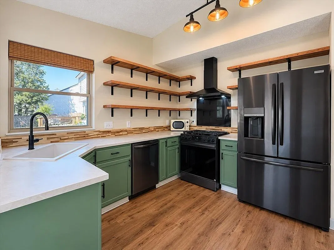 3 bed, 2.0 bath, 1426 sqft, $2,100 — Photo 3