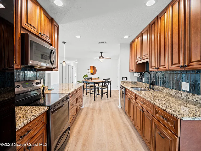 215 Jason Ct — Photo 4